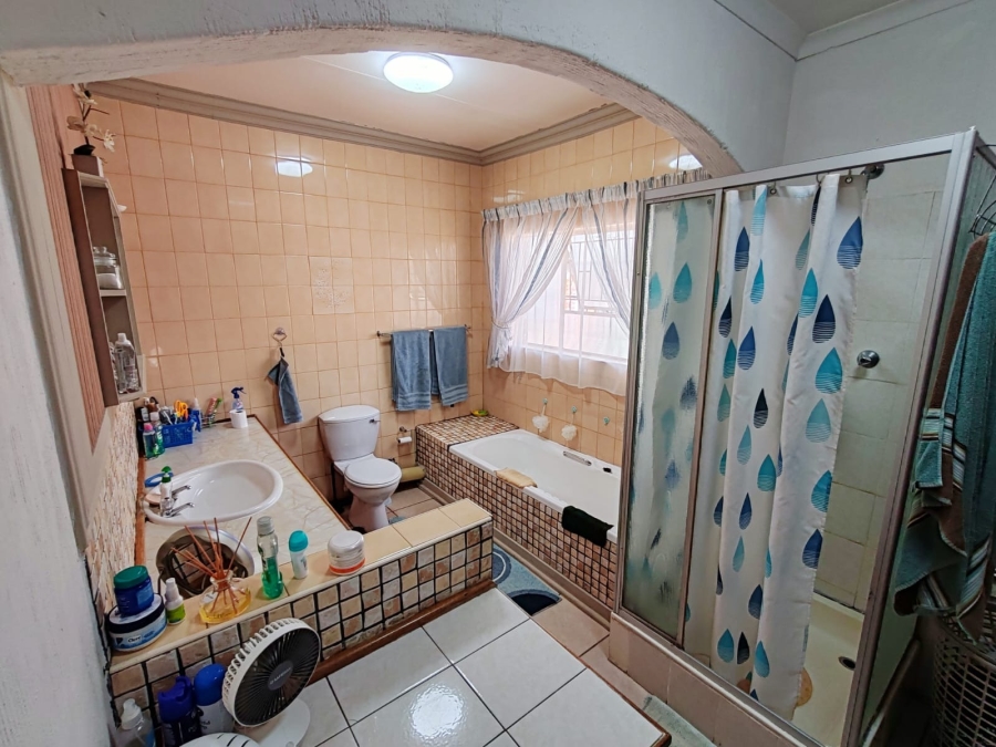 3 Bedroom Property for Sale in Kannoniers Park North West